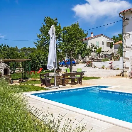 Charming In Rasa With Swimming Pool Trget
