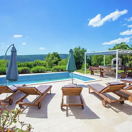 Villa Charming In Rasa With Swimming Pool *