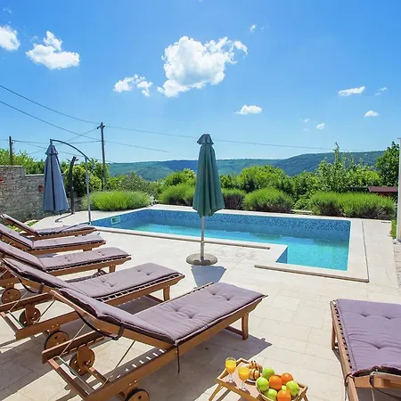 빌라 Charming In Rasa With Swimming Pool *