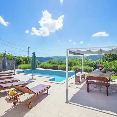 Charming In Rasa With Swimming Pool